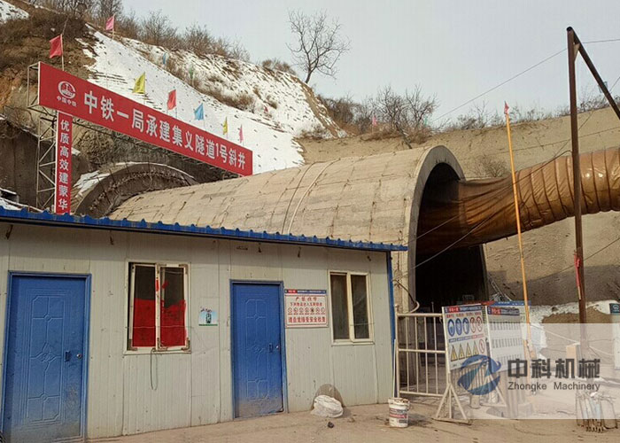 中铁一局蒙华铁路拱顶带模草莓视频网站APP污污施工现场